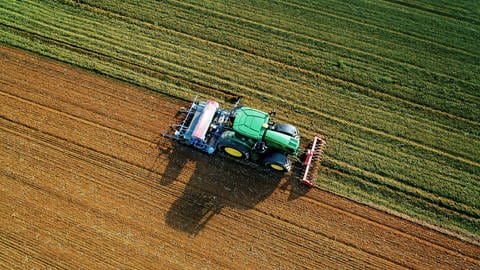 Traktor bereitet ein Feld im Herbst für die neue Saat vor (Foto: IMAGO, blickwinkel)