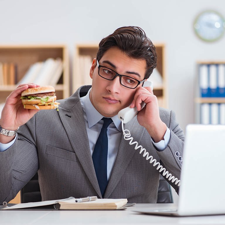 Wer im Büro Stress hat, greift schnell zu ungesundem Essen.