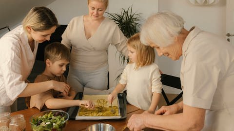 Ältere Menschen, die sozial gut integriert sind, leben oft gesünder und länger. (Foto: IMAGO,  IMAGO/Westend61)