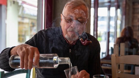 Einsamer Mann raucht Pfeife und trinkt Alkohol (Foto: IMAGO,  IMAGO/Westend61)