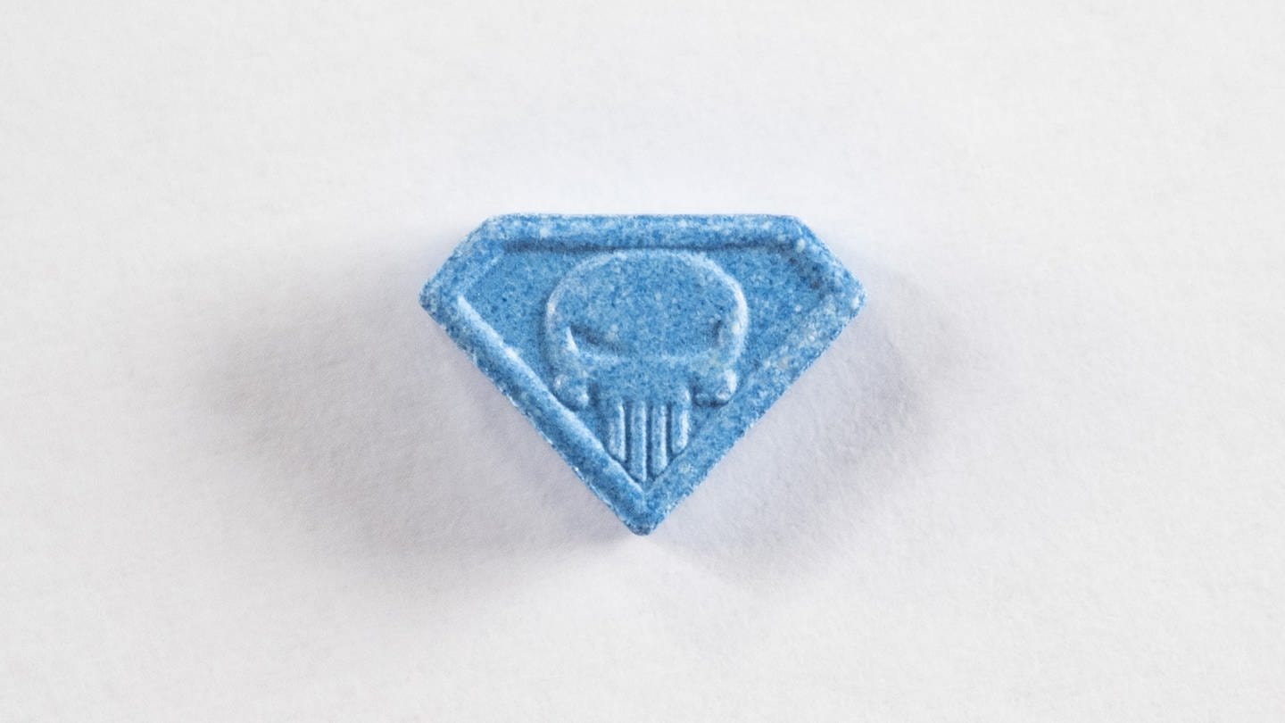 Das Bild zeigt die blaue Ecstasy-Pille Blue Punisher. (Foto: picture-alliance / Reportdienste, dpa-Bidfunk / keystone / Ennio Leanza)