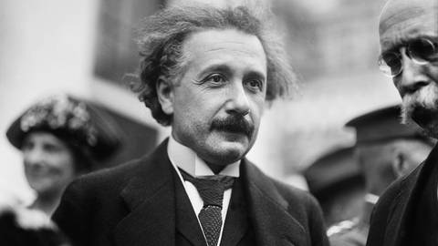Das Bild zeigt eine Porträt-Aufnahme von Albert Einstein. (Foto: IMAGO, ZUMA Wire)