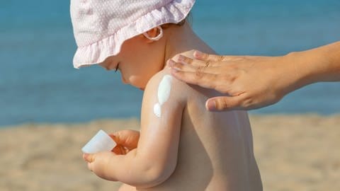 Insbesonders Kinder sollten vor zu starker Sonneneinstrahlung, u.a. auch durch Sonnenmilch mit hohem Lichtschutzfaktor, geschützt werden.