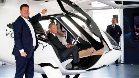 Olaf Scholz mit Stefan Klocke vor einem elektrischen Lufttaxi bei der Eröffnung der Internationalen Luft- und Raumfahrtsmesse in Berlin (ILA) (Foto: IMAGO, IMAGO / Future Image)
