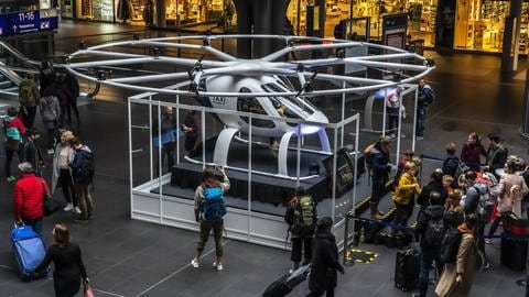 Das Modell eines Lufttaxis im Berliner Hauptbahnhof. (Foto: IMAGO, IMAGO / Hohlfeld)