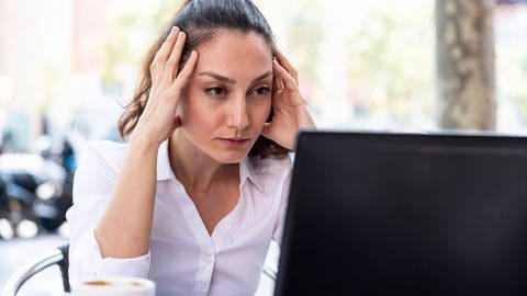 Frau sucht im Internet nach Krankheitssymptomen (Symbolbild)