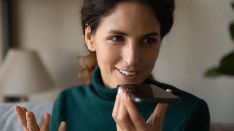 Eine Frau spricht in ihr Smartphone (Foto: IMAGO, Pond5)