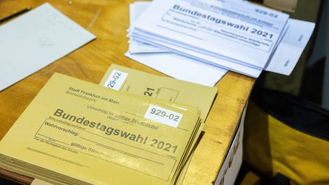 Das Bild zeigt verschlossene Unterlagen bei einer Stimmenauszählung zur Bundestagswahl 2021. (Foto: IMAGO, Hannes P. Albert)