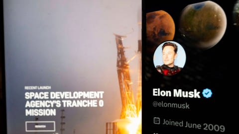 Das Bild zeigt Elon Musks Twitter Account und einen Start einer SpaceX-Rakete nebeneinander montiert.