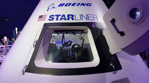 Das Bild zeigt die Einstiegsluke vom Starliner.