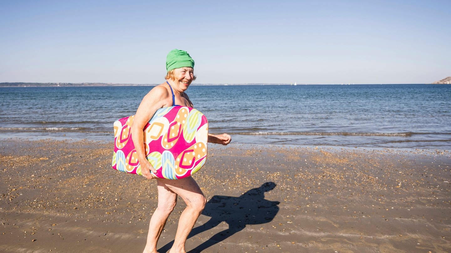 Frau läuft am Strand (Foto: IMAGO, IMAGO/Westend61)