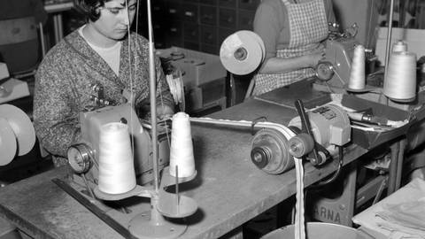 Arbeiterinnen bei der Produktion von Reißverschlüssen bei der Riri AG im schweizer Mendrisio, aufgenommen im Mai 1962.  (Foto: picture-alliance / Reportdienste, (KEYSTONE/PHOTOPRESS-ARCHIV/Str))