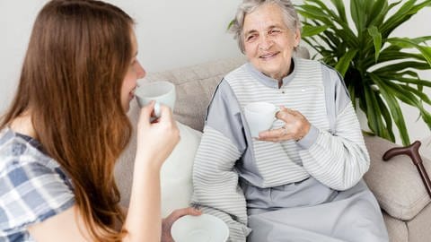 Oma und Enkelin trinken gemeinsam Kaffee