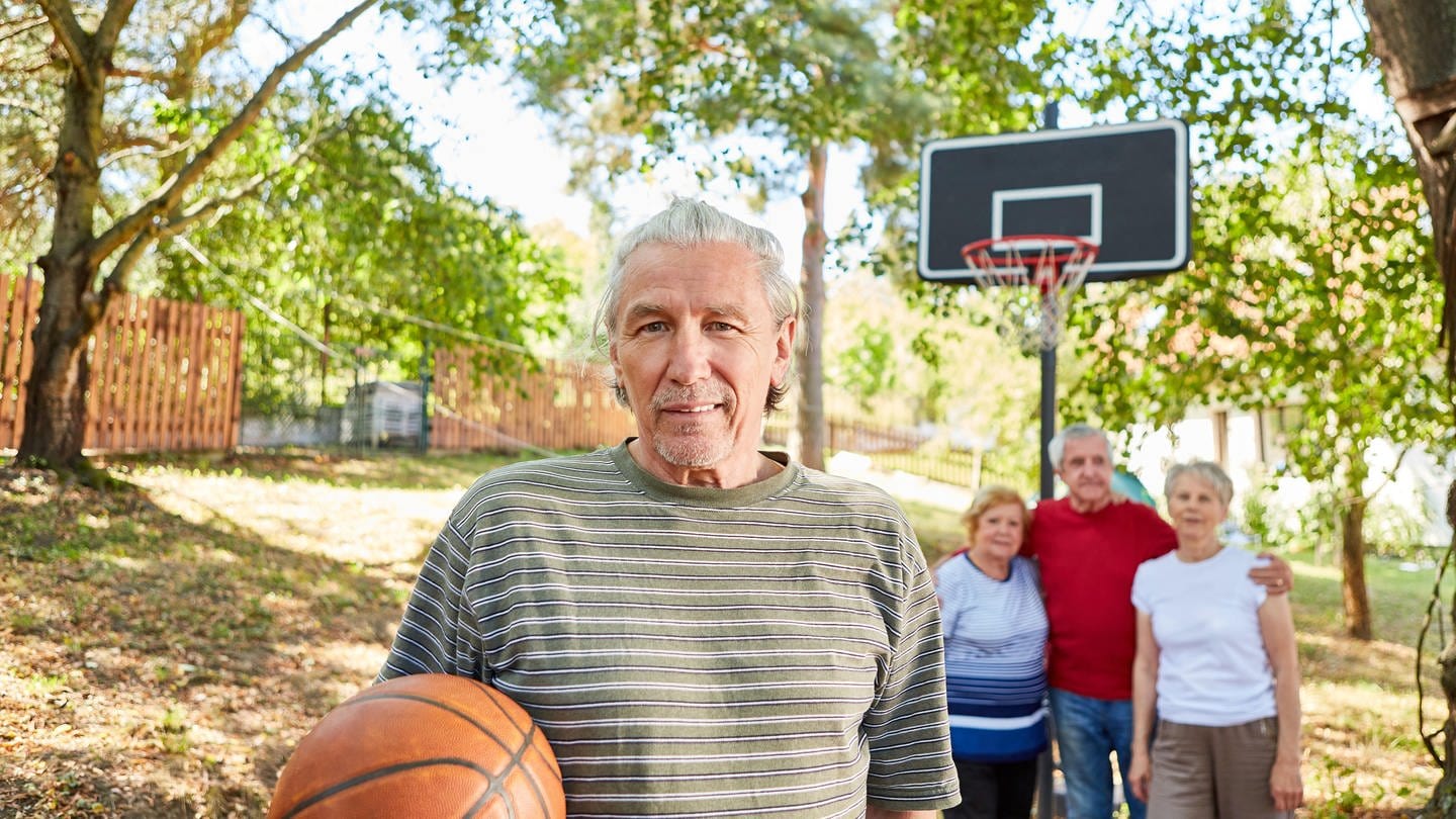 Senioren beim Basketball spielen (Foto: picture-alliance / Reportdienste, Picture alliance/Zoonar)