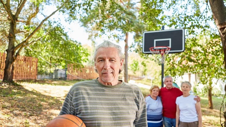 Senioren beim Basketball spielen