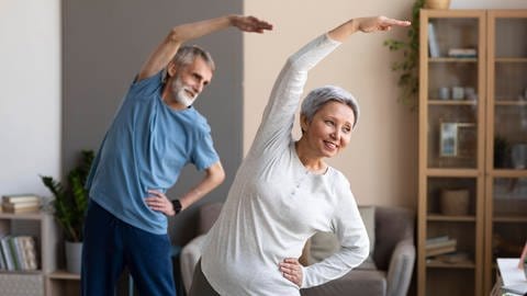 Das Bild zeigt eine ältere Frau und einen älteren Mann beim Sport. (Foto: IMAGO, imagebroker)