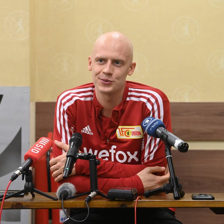 Das Bild zeigt Timo Baumgartl auf einer Pressekonferenz.