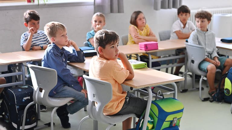 Eine Schulklasse im Klassenzimmer während es Unterrichts. (Foto: IMAGO, Sven Simon)