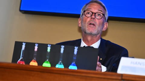Das Bild zeigt Johan Åqvist bei der Bekanntgabe des Chemie-Nobelpreises.