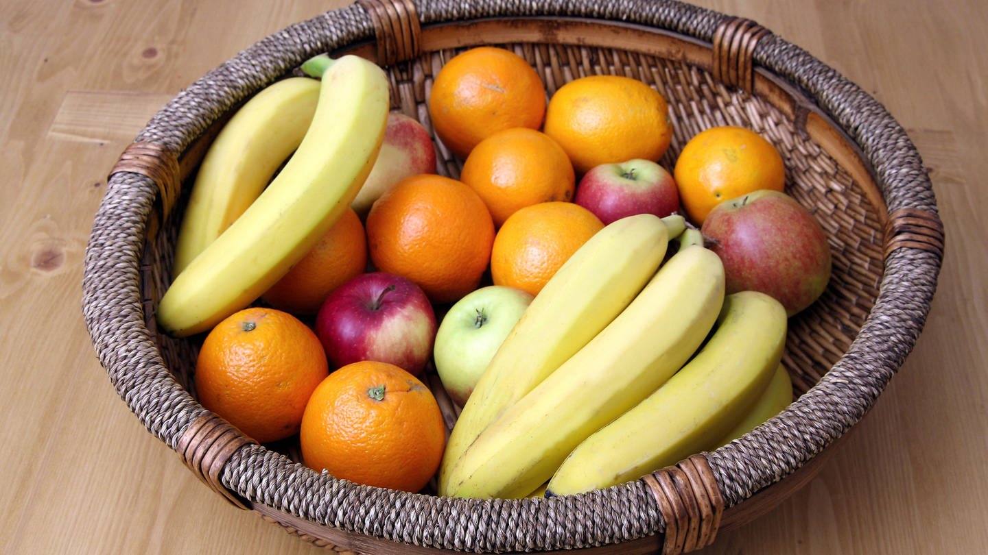 Symbolbild: Das Bild zeigt einen Obstkorb mit Bananen, Mandarinen und Äpfeln. (Foto: IMAGO, blickwinkel)