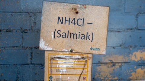 Das Bild zeigt ein Hinweisschild auf Salmiak. Symbolbild.