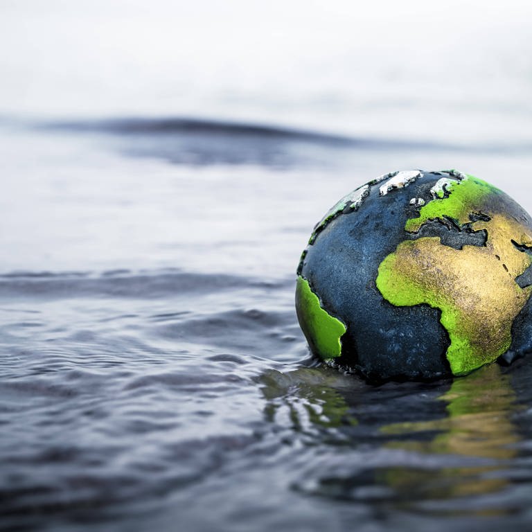 Erdkugel im Wasser, Symbolfoto Klimawandel. (Foto: IMAGO, Christian Ohde)