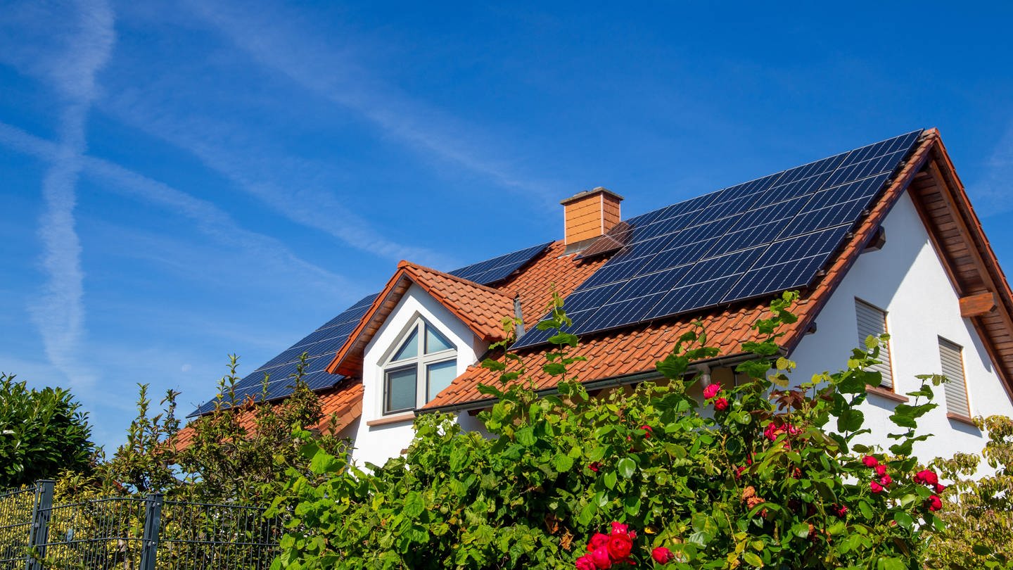 Solaranlage auf Einfamilienhausdach (Foto: picture-alliance / Reportdienste, picture alliance / CHROMORANGE | CHROMORANGE)