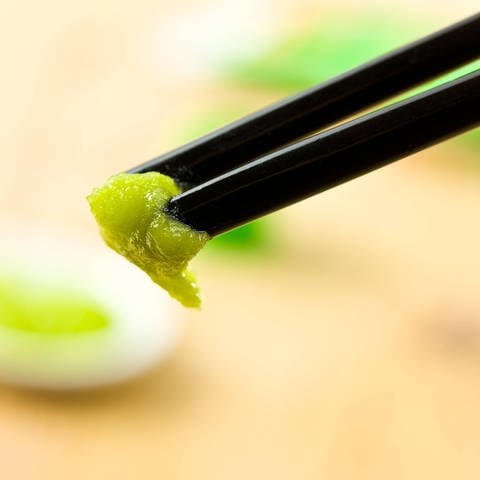 Das Bild zeigt Wasabi auf Essstäbchen. Symbolbild.