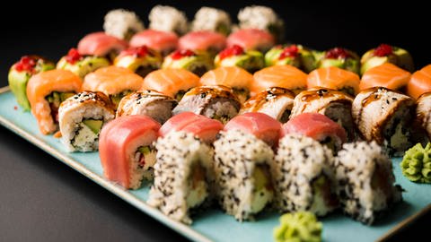 Das Bild zeigt eine Sushi-Platte mit Wasabi. Symbolbild. (Foto: IMAGO, imagebroker)
