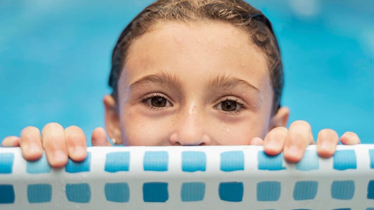 Mit unseren Ohren können wir auch Bewegungen unserer Augen hören. Mädchen im Pool (Foto: IMAGO, IMAGO/imagebroker)