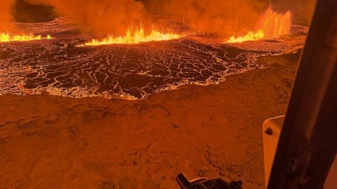 Joachim Reiter sieht beim Vulkanausbruch ins Island keine größere Gefahr. Das aus der Erde an die Oberfläche gelangte Magma, in dem Gase eingeschlossen sind, wird nach seinem Austritt als Lava bezeichnet.   (Foto: IMAGO, Cover-Images)