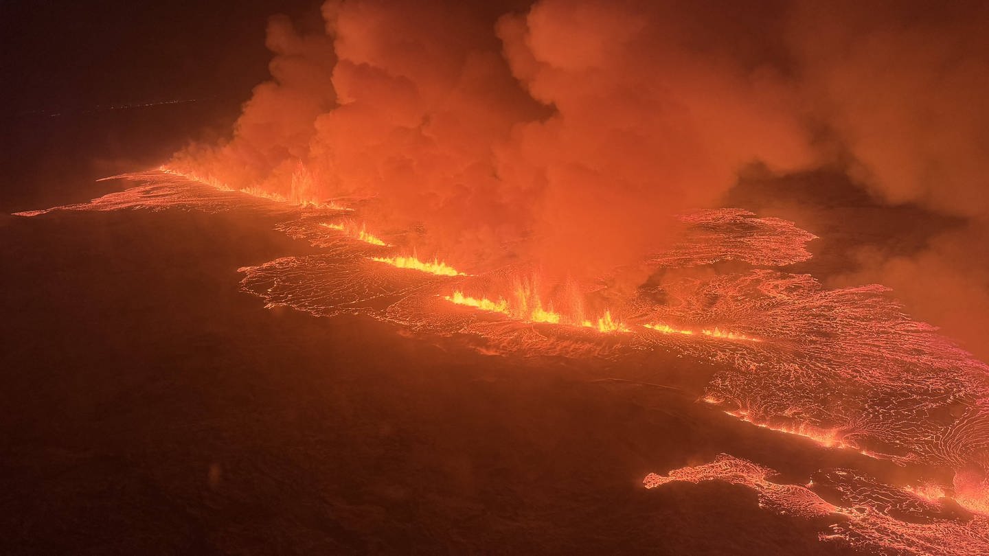 In der Nacht zum 19.12.2023 hat sich im Südwesten Islands eine große Spalte in der Erde aufgetan. Pro Sekunde sollen zwischen 100 und 200 Kubikmeter glühend heiße Lava ausgetreten sein. Inzwischen hat sich der Lavastrom etwas abgeschwächt. Was tut sich da gerade unter der Erde und wie geht es mit dem Vulkanausbruch weiter? (Foto: IMAGO,  Cover-Images)