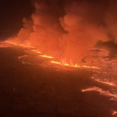 In der Nacht zum 19.12.2023 hat sich im Südwesten Islands eine große Spalte in der Erde aufgetan. Pro Sekunde sollen zwischen 100 und 200 Kubikmeter glühend heiße Lava ausgetreten sein. Inzwischen hat sich der Lavastrom etwas abgeschwächt. Was tut sich da gerade unter der Erde und wie geht es mit dem Vulkanausbruch weiter?