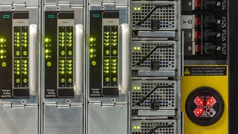 Im Punkte Rechenleistung rückt die Uni Stuttgart mit den neuen Supercomputern weltweit in die Top Ten auf. Der Computer im Bild heißt Hawk und hat eine Rechenleistung von bis zu 26 Petaflops.  (Foto: IMAGO, imago images/Arnulf Hettrich)