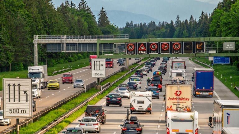 Das Bild zeigt Autos und LKWs auf einer Autobahn. Symbolbild für: Bio-Kraftstoff, Elektromobilität, E-Fuels, fossile Abgase, Straßenverkehr.