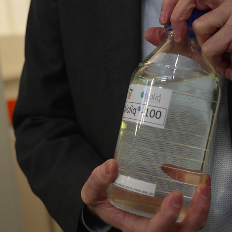 Das Bild zeigt Herrn Prof. Jörg Sauer vom KIT, der eine Flasche Bioliq-Benzin in den Händen präsentiert. Tags: Elektromobilität, E-Fuels
