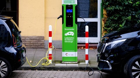 Das Bild zeigt eine Ladesäule für E-Autos. Symbolbild: Elektromobilität statt fossile Kraftstoffe. Sind E-Fuels die Zukunft?
