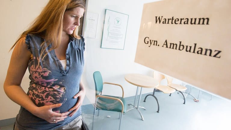 Abwarten hilft in den meisten Fällen - nur selten ist Übelkeit in der Schwangerschaft ein Grund für einen Aufenthalt im Krankenhaus.