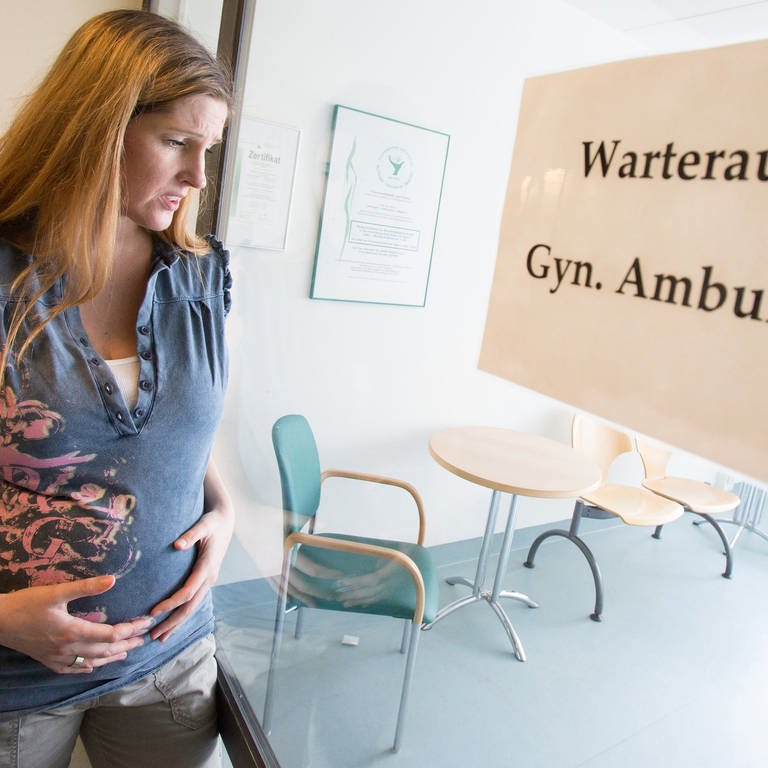 Abwarten hilft in den meisten Fällen - nur selten ist Übelkeit in der Schwangerschaft ein Grund für einen Aufenthalt im Krankenhaus.