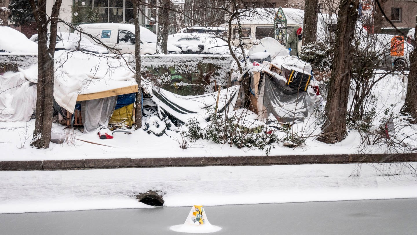 Obdachlose zelten in Berlin im Winter im Schnee. (Foto: IMAGO, IMAGO / Jürgen Held)