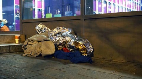 Schlafplatz einer obdachlosen Person bei Eiseskälte am Hauptbahnhof.