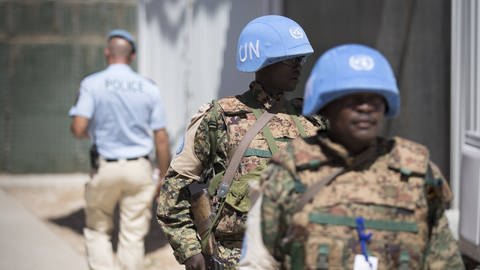 Die Vereinten Nationen haben es sich zum Ziel gesetzt, für internationalen Frieden und Sicherheit zu sorgen. Für ihre Friedensmissionen setzen sie sogenannte Friedenstruppen ein, die man an ihren blauen Helmen erkennen kann. Mithilfe von Künstlicher Intelligenz könnten die Blauhelme unterstützt werden.