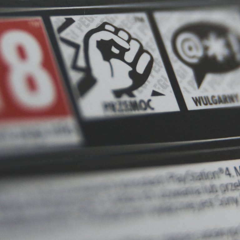 Das Bild zeigt die Warnhinweise auf der Verpackung eines Videospiels, tags: Gewalt, Empathie, Studie (Foto: IMAGO, NurPhoto)