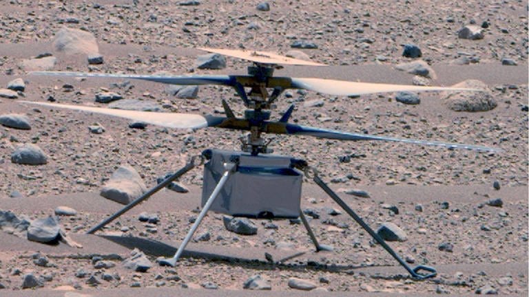 Zu sehen ist der kleine Helikopter Ingenuity auf dem Mars