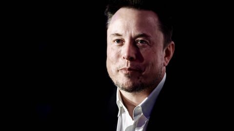 Wenn es nach Elon Musk geht soll irgendwann allen Menschen eine Schnittstelle zwischen Gehirn und Geräten zur Verfügung stehen. Der jetzt implantierte Chip soll erst der Anfang sein. 