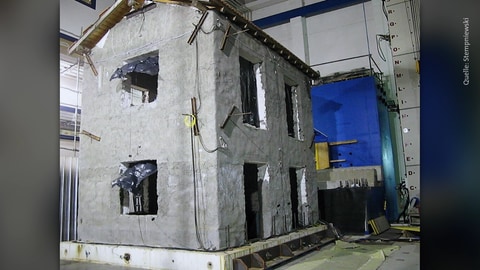 Auf einem Erdbebensimulator wird die Belastungsfähigkeit eines renovierten Gebäudes getestet. Der verstärkte Bau hält. (Foto: SWR, Stempniewski)