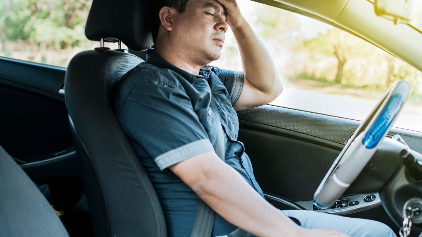 Autofahrer fasst sich an den Kopf, tags: Unterzuckerung, KI (Foto: IMAGO, Imagebroker)