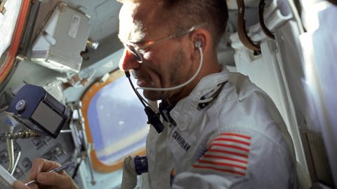 Astronaut Walter Cunningham bei der Apollo-7-Mission. Er schreibt mit einem Space Pen, dem Kugelschreiber, um dem sich ein hartnäckiger Mythos rankt. (Foto: IMAGO, imago images/JMH-Galaxy Contact)