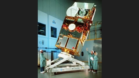 Der Umweltsatellit ERS-2 der Europäischen Weltraumorganisation ESA im Reinlabor des technischen Zentrums der ESA vor seinem Einsatzstart.