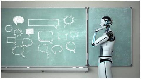 Roboter steht vor einer Tafel und grübelt - KI kann dabei helfen, eine Sprache zu erlernen (Foto: IMAGO, Alexander Limbach)